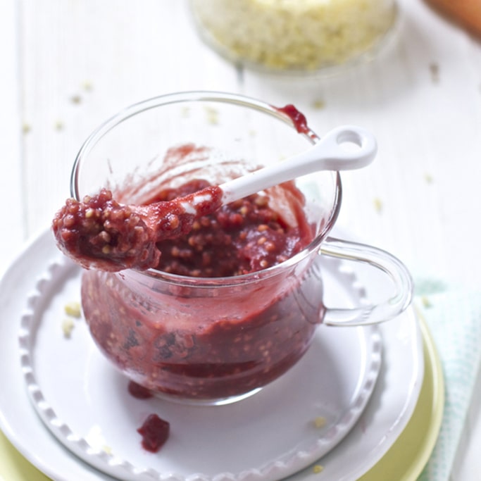 A clear jar of chunky baby food puree for dinner. 