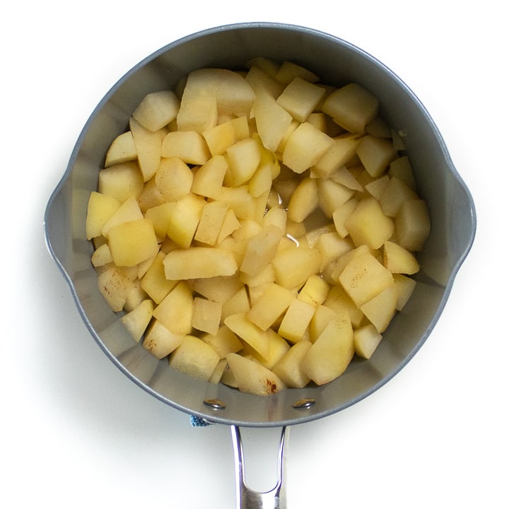 Cooked pears in a saucepan. 