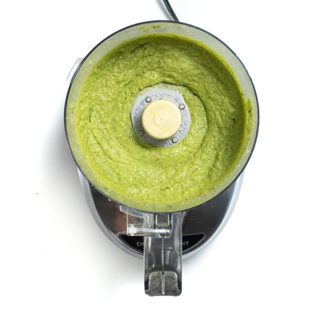 A food processor with a zucchini, broccoli and P purée.